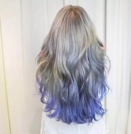 闷青色灰色头发图片 蓝色裙摆染发很流行