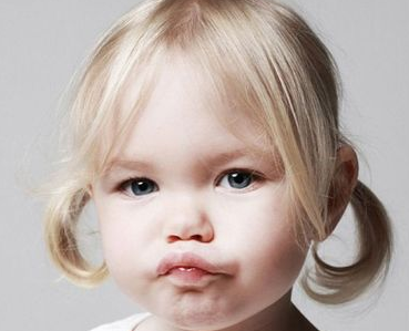 2岁女宝宝发型图片 金灰色配蓬松卷发